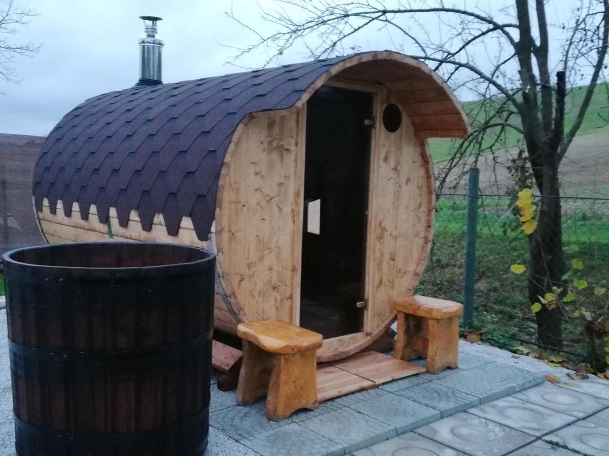 Pod Orehom Drvena Kuca I Sauna クラピナ エクステリア 写真